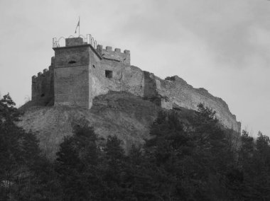 Eski duvar ve giriş kulesinin kalıntıları.                                                         