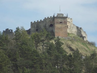 Eski duvar ve giriş kulesinin kalıntıları.                                                         