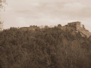 Eski duvar ve giriş kulesinin kalıntıları.                                                         