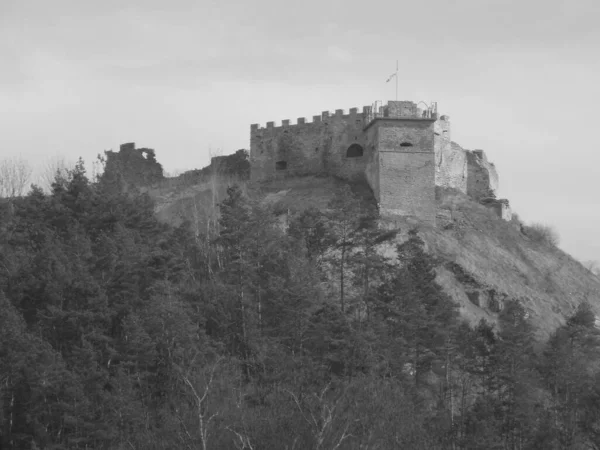 Überreste Der Alten Mauer Und Des Eingangsturms — Stockfoto