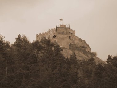 Eski duvar ve giriş kulesinin kalıntıları.                                                         