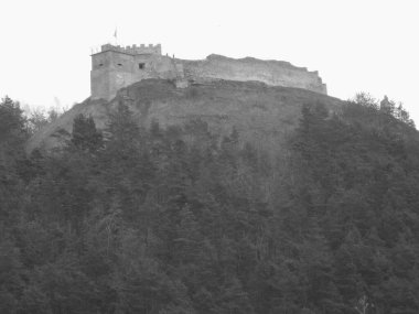 Eski duvar ve giriş kulesinin kalıntıları.                                                                   