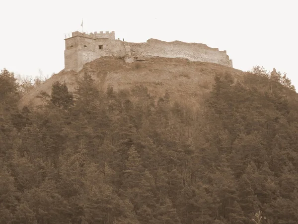 Überreste Der Alten Mauer Und Des Eingangsturms — Stockfoto