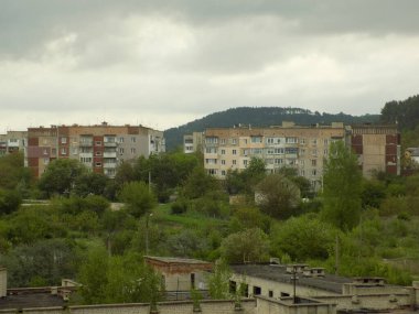   Pencereden şehre olan manzara. Çok katlı, konut binaları                                                               