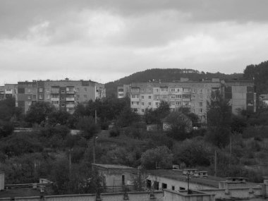   Pencereden şehre olan manzara. Çok katlı, konut binaları                                                               