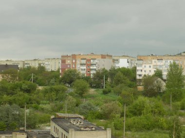   Pencereden şehre olan manzara. Çok katlı, konut binaları                                                               