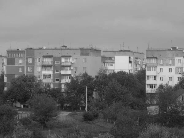 Utsikten Från Fönstret Till Staden Flervåningshus Bostadsbyggnader — Stockfoto