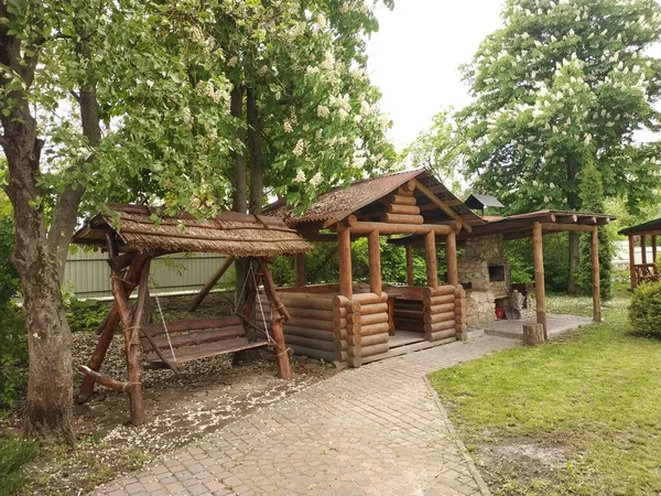 Swing Pavilon Tűzhely Grill Gesztenye Virág Levelek — Stock Fotó