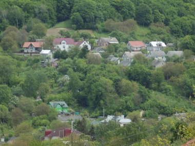  Çevrede, şehir dışında.