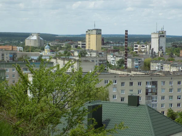 Der Blick Aus Dem Fenster Auf Die Stadt — Stockfoto