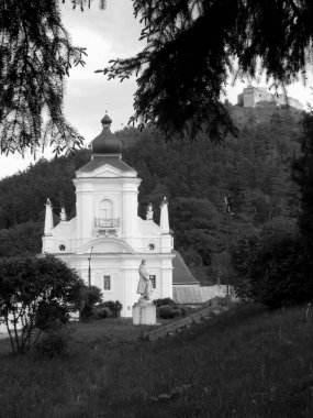 Castle Hill ve eski bir Ortodoks kilisesi.