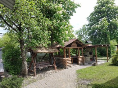 Salla, çardak, soba, barbekü, kestane, çiçek, ağaç, yapraklar.