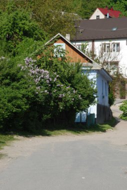  Çevrede, şehir dışında.