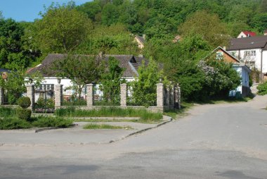  Çevrede, şehir dışında.