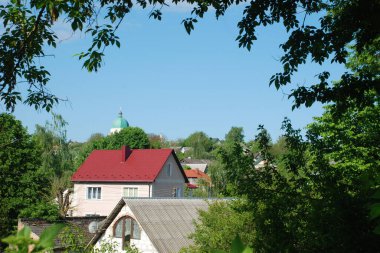 Çevrede, şehir dışında.          