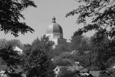 Çevrede, şehir dışında.          