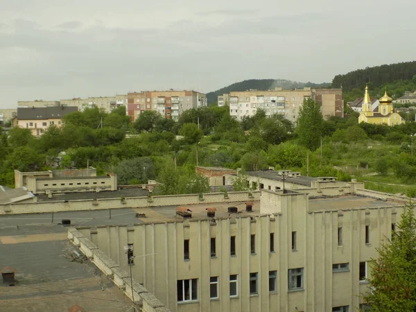 从窗户到城市的风景 — 图库照片