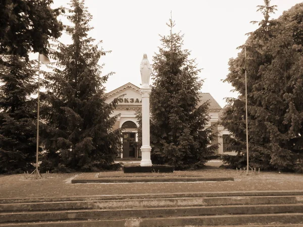 Der Bahnhofsvorplatz Ist Die Stadt Dubno Region Rivne Ukraine Juni — Stockfoto