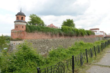 Suyun üzerindeki kale.