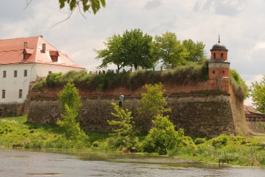 Suyun üzerindeki kale.