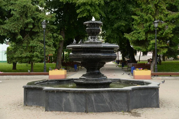 Brunnen Auf Dem Platz — Stockfoto