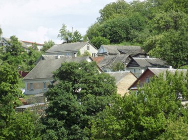  Çevrede, şehir dışında.