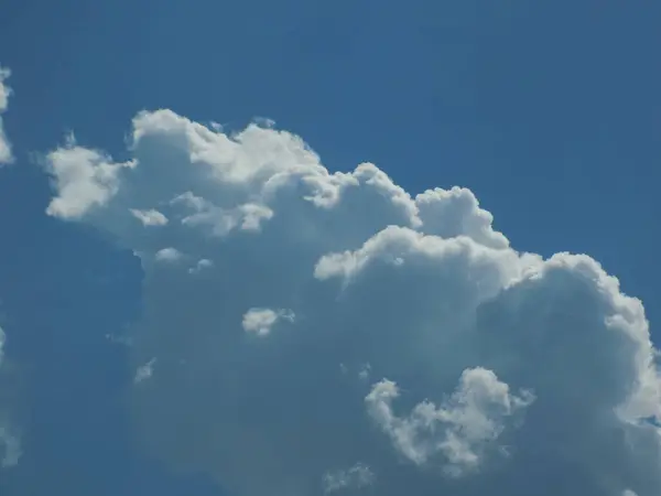 Nuvens Brancas Negras Céu Azul — Fotografia de Stock