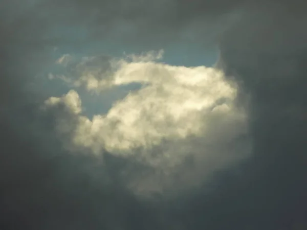 Nuvole Bianche Nere Cielo Blu — Foto Stock