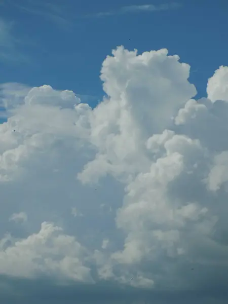 Awan Putih Dan Hitam Langit Biru — Stok Foto