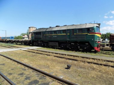 Lokomotif trenleri raylarla hareket ettiren bir çekme makinesidir.