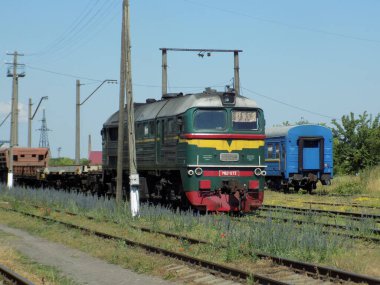 Lokomotif trenleri raylarla hareket ettiren bir çekme makinesidir.