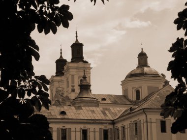   Şekil Değiştirme Katedrali.                            