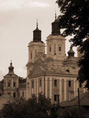   Şekil Değiştirme Katedrali.                            