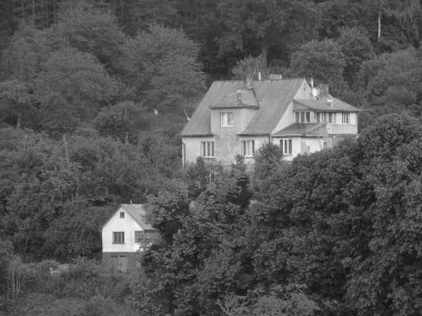  Çevrede, şehir dışında.                  