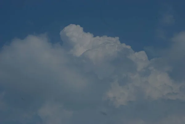 Weiße Und Schwarze Wolken Blauen Himmel — Stockfoto