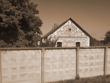 Tek katlı eski bir bina.