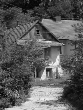 Çevrede, şehir dışında.          