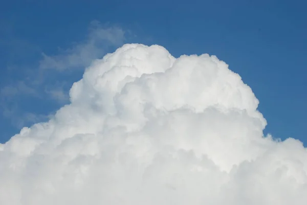 Awan Putih Dan Hitam Langit Biru — Stok Foto