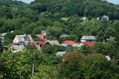 Bir dağ yamacında Ukrayna köyü
