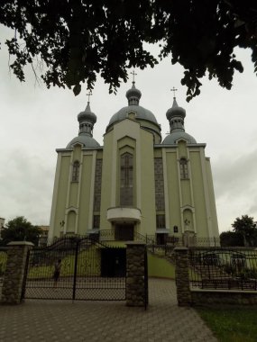 Yeni büyük, yüksek, kilise.