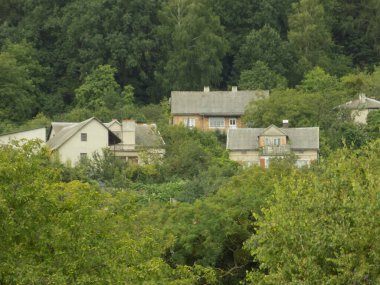 Bir dağ yamacında Ukrayna köyü