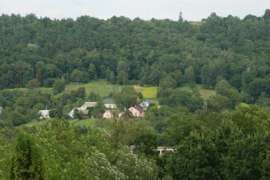 Bir dağ yamacında Ukrayna köyü