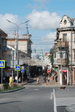 Eski kasabanın küçük bir caddesi. Eski kentin tarihi kısmı. Ternopil 'deki Vyacheslav Chornovil Caddesi. Ukrayna          