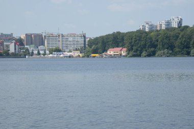 Deniz kıyısında küçük bir kasaba. Sahil kenti kıyısında.