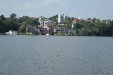 Deniz kıyısında küçük bir kasaba. Sahil kenti kıyısında.