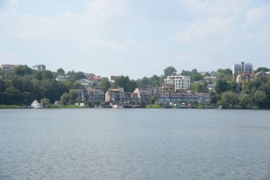 Deniz kıyısında küçük bir kasaba. Sahil kenti kıyısında.