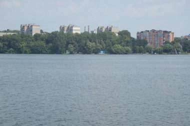 Deniz kıyısında küçük bir kasaba. Sahil kenti kıyısında.