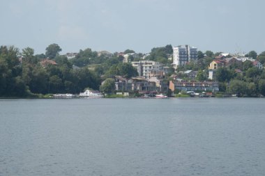 Deniz kıyısında küçük bir kasaba. Sahil kenti kıyısında.