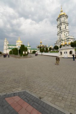 Kutsal yatakhanenin altın kubbesi Pochayiv Lavra