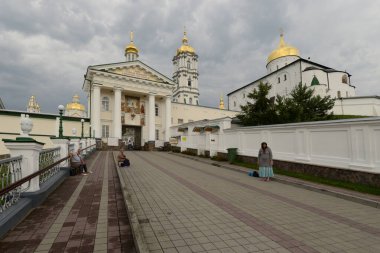 Kutsal yatakhanenin altın kubbesi Pochayiv Lavra